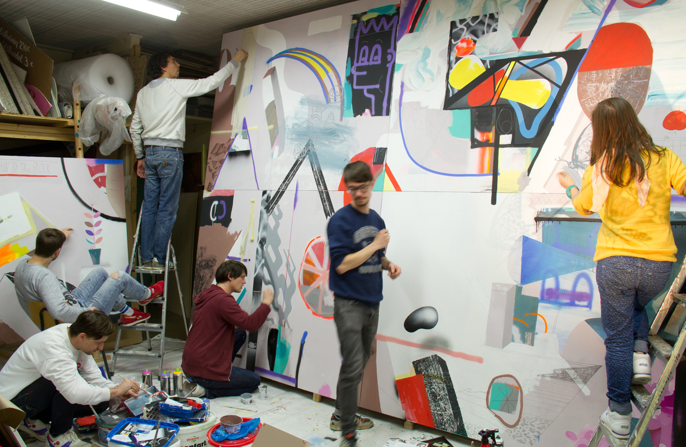 Work in Progress: KLUB7 beim malen des Gemeinschaftswerks 'Behind the  Block' auf Leinwand (400 x 450 cm)